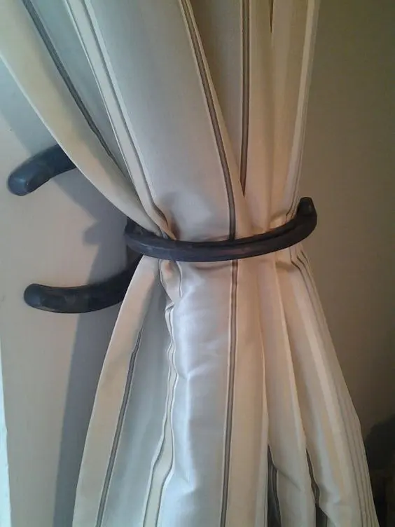 horseshoe curtain holder