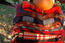 21 plaid throw blankets for your guests as a Thanksgiving party