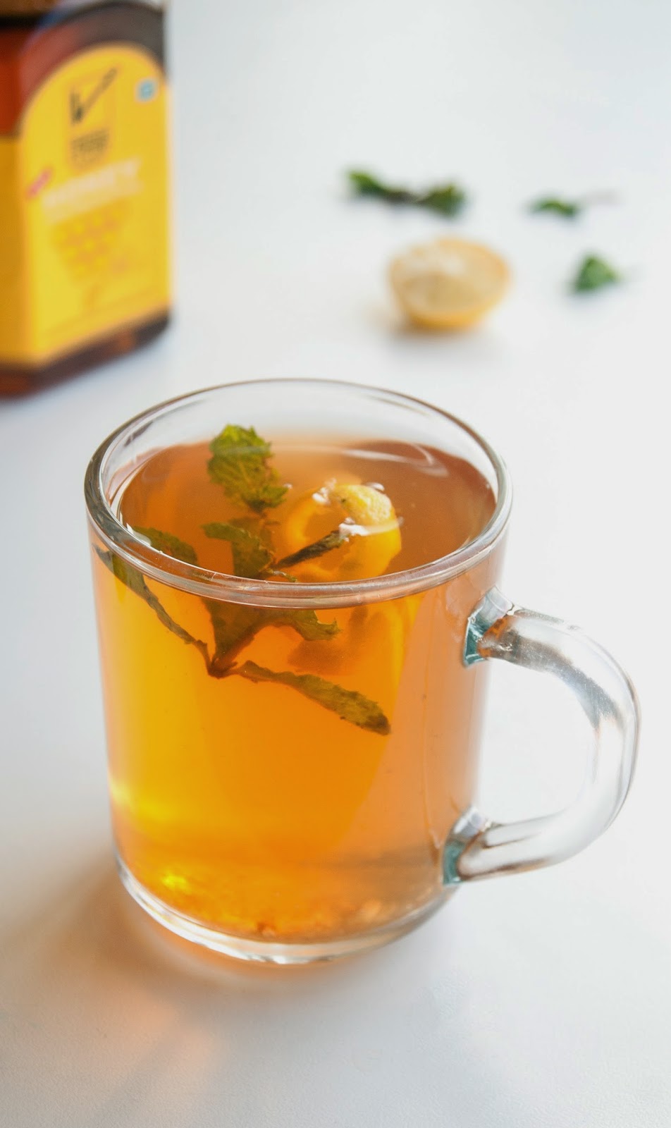 DIY lemon honey ginger tea (via salmascookingdiary.blogspot.ru)