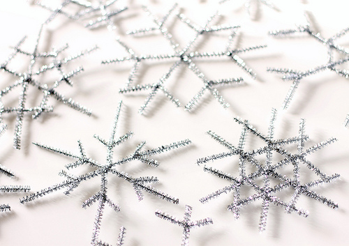 DIY snowflake garland from pipe cleaners