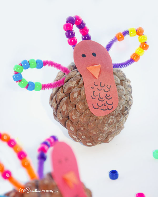 DIY pinecone turkey kids' craft (via onecreativemommy.com)