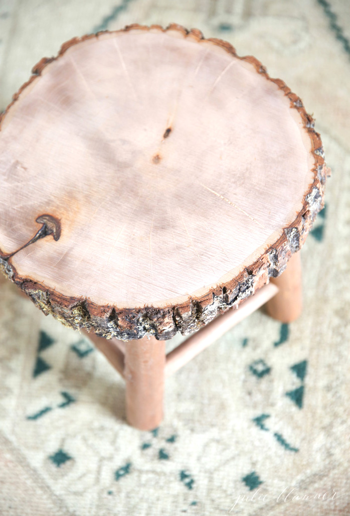 DIY rustic wood slice stool (via www.shelterness.com)