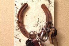 DIY rustic horseshoe key holder