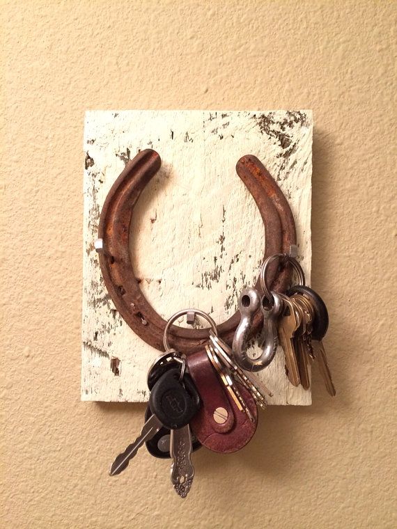 DIY rustic horseshoe key holder (via horsecountrychic.blogspot.ru)