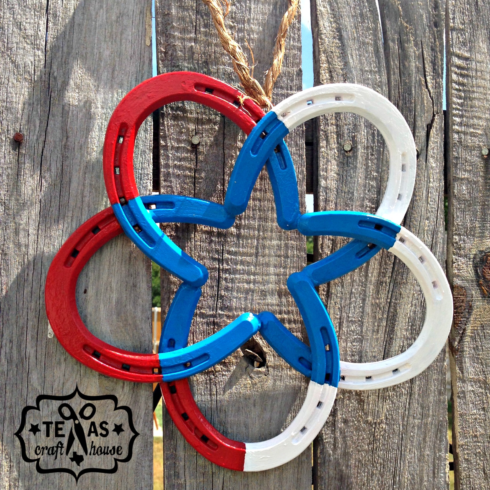 DIY horseshoe star wreath in national colors (via https:)