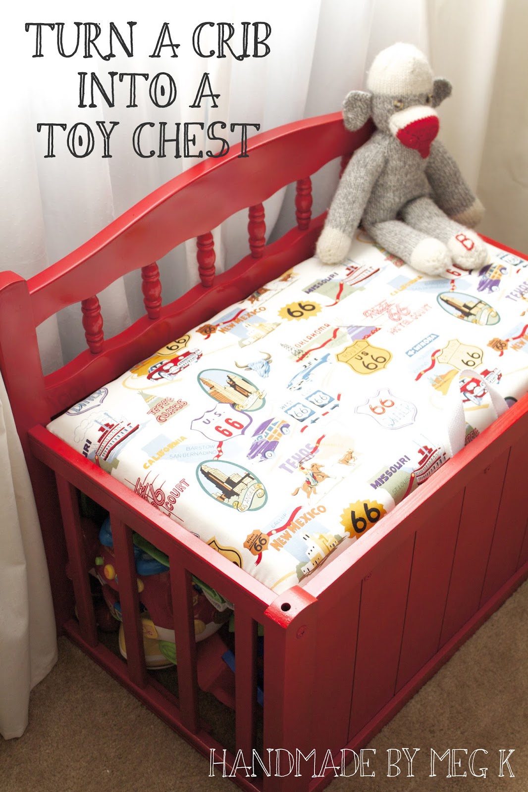 DIY upholstered toy chest of an old crib (via handmadebymegk.blogspot.ru)