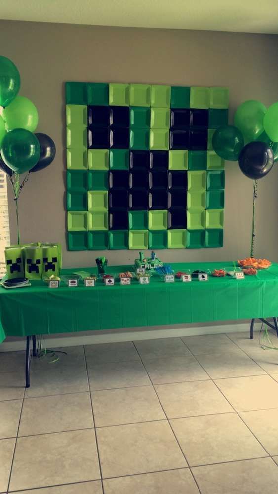 square paper plate backdrop at a Minecraft birthday party