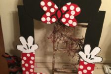 06 DIY Minnie Mouse photo booth selfie board