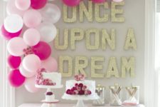06 dessert table decorated with a balloon arch and with floral cakes