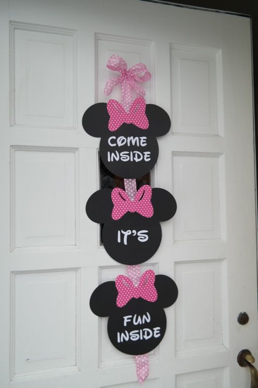 door sign inspired by Minnie Mouse