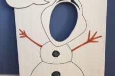 09 Olaf face cutout for taking cool pics