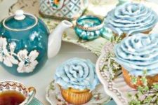 11 tea table in light blue, frsoted cupcakes and a vintage tea cup