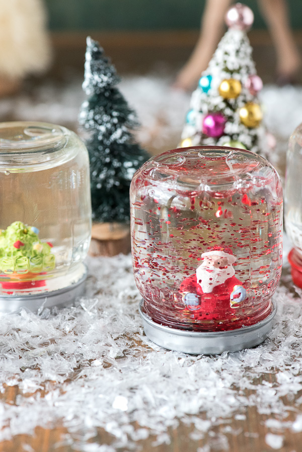 DIY holiday snow globes with glitter (via boulderlocavore.com)