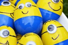 14 minion eggs containing different prizes as party favors