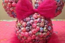 16 Minnie Mouse lollipop head made using three Styrofoam balls and dowels