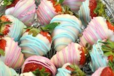 16 white chocolate strawberries with blue and pink