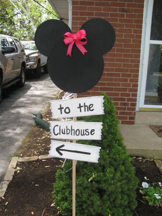 Minnie Mouse sign to find the way