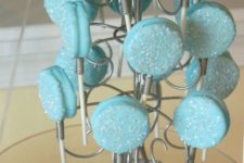 19 Elsa’s magic wands made form macarons