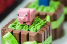 21 KitKat mini cakes for a Minecraft party