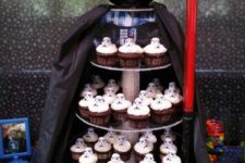 22 Darth Vader cupcake stand