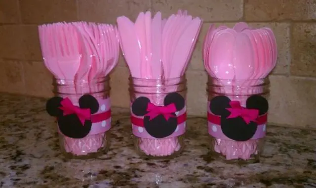 pink plastic tableware is ideal for a Minnie Mouse party