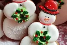 red hat snowmen with holly wreaths will be nice sweets or favors for a Christmas party, they will bring some coziness