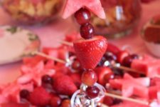 25 grapes, strawberries and a watermelon star skewers