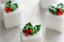 25 sugar cubes with holly icing decor are ideal for Christmas tea parties
