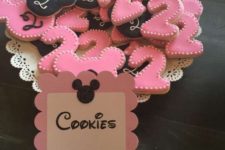 26 Minnie Mouse birthday party cookies