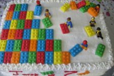 29 LEGO buttercream cake can be DIYed