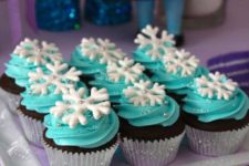 32 snowflake topped cupcakes at a Frozen girl birthday party