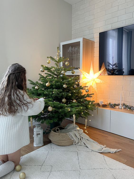 a Christmas tree done with lights and metallic ornaments looks very cool and fresh and is ideal for a Scandi space