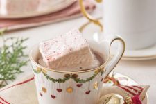 a catchy Christmas mug with marshmallow, a napkin and ornaments is a perfect solution for a tea party