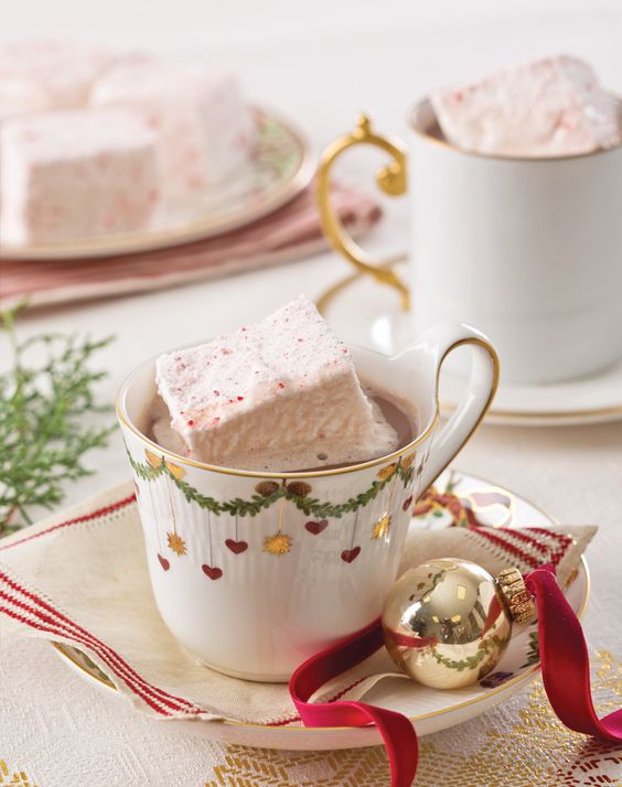 a catchy Christmas mug with marshmallow, a napkin and ornaments is a perfect solution for a tea party