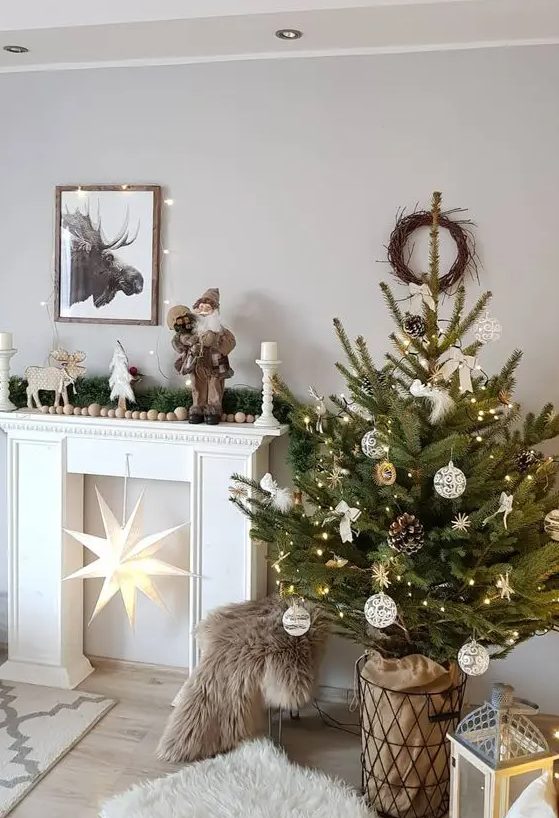 a small Christmas tree decorated with lights, stars, ornaments and pinecones is a catchy and cool idea