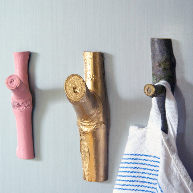 DIY branch hangers and hooks for an entryway (via www.johannarundel.de)