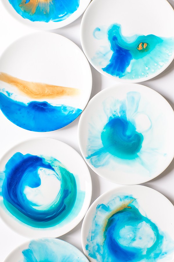 DIY watercolor plates in turquoise (via sugarandcharm.com)