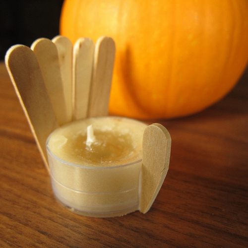 DIY minimalist turkey candles to make (via www.justcraftyenough.com)