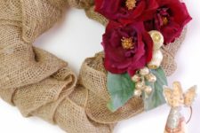 DIY burlap Christmas wreath with bold red flowers