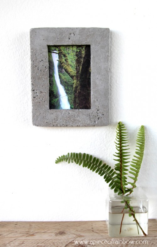 DIY minimalist concrete picture frame (via www.shelterness.com)