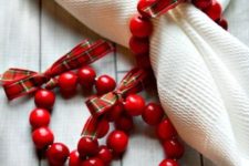 04 cranberry wreath napkin rings with plaid bows