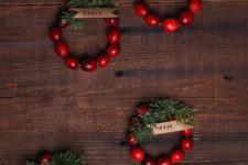 06 mini cranberry wreath place cards and napkin rings