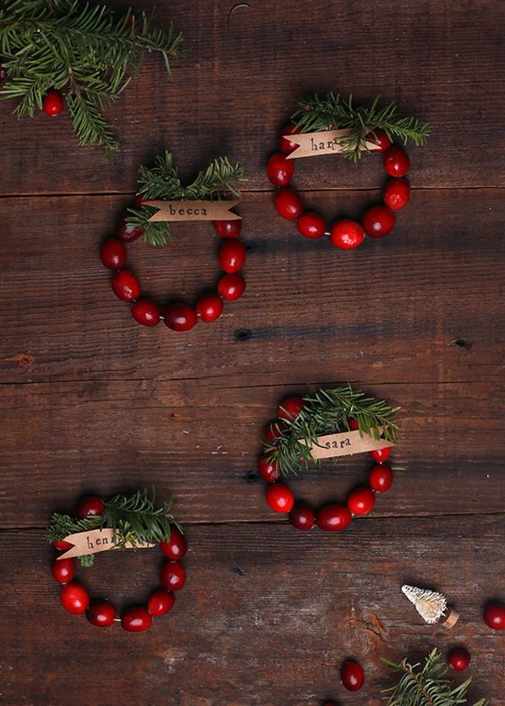 mini cranberry wreath place cards and napkin rings