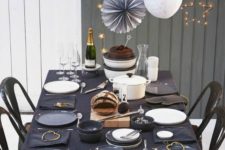 08 a black tablecloth, gold ornaments and grey plates