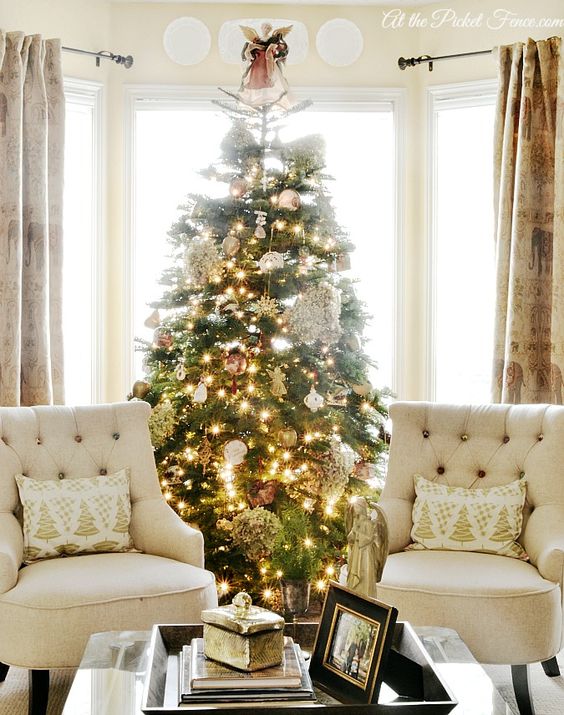a gorgeous Christmas tree in gold and white