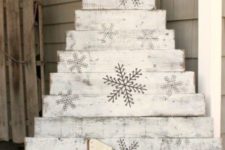 22 whitewashed pallet tree with snowflake stickers