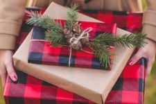 24 plaid wrapping paper, pinecones and fir twigs