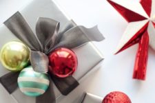 35 colorful Christmas ornaments are the most popular gift toppers
