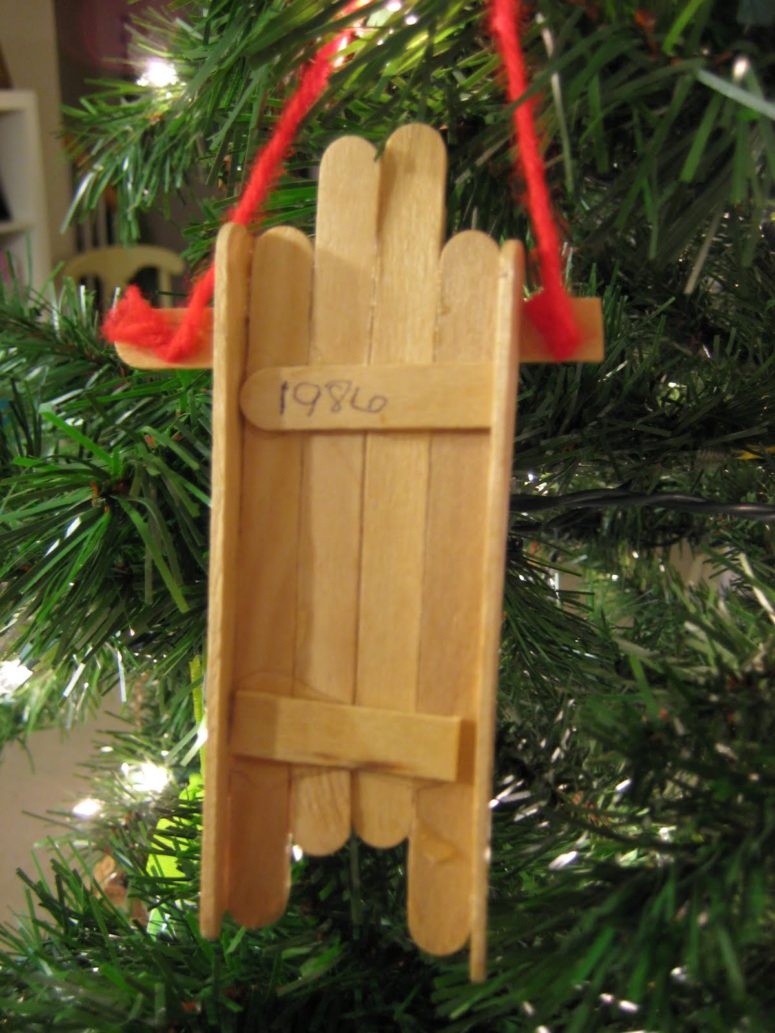 DIY little sled ornament to make with kids (via leafandletterhandmade.blogspot.ru)