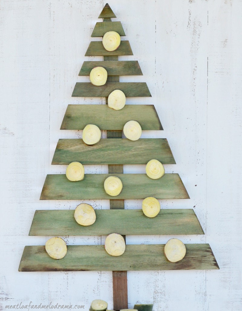 DIY wall pallet Christmas tree